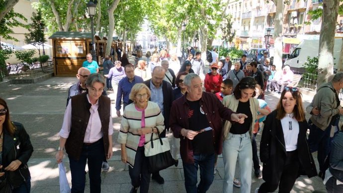 Carmena apoya la III Feria del Libro de Puentes de Vallecas que rinde homenaje a la librería más antigua del distrito