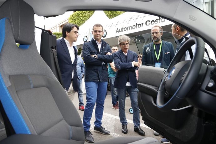 Almería.- Alcalde resalta la importancia de "apostar por la movilidad sostenible" en la I Feria del Vehículo Ecológico