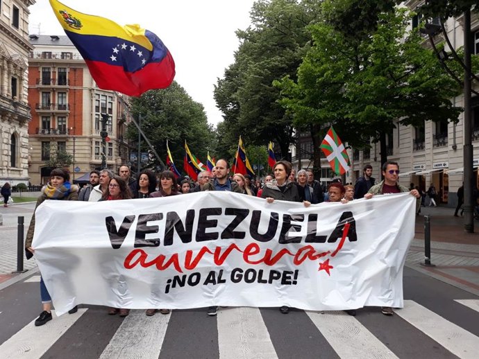 Se manifiestan en Bilbao contra "el golpe de estado" en Venezuela y para denunciar la "injerencia externa"