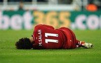 Salah, duda para jugar ante el Barça tras retirarse de St. James' Park en camilla e inmovilizado