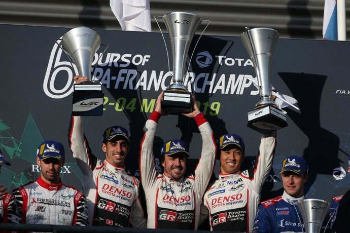 El piloto español Fernando Alonso, junto con el suizo Sébastien Buemi y el japonés Satoru Nakajima.