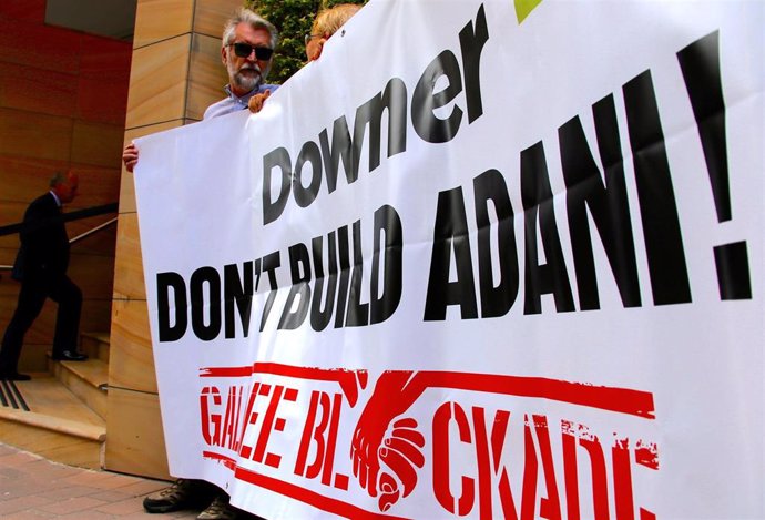 Australia.- Miles de australianos protestan ante el Parlamento por la amenaza ecológica de la mina de carbón de Adani
