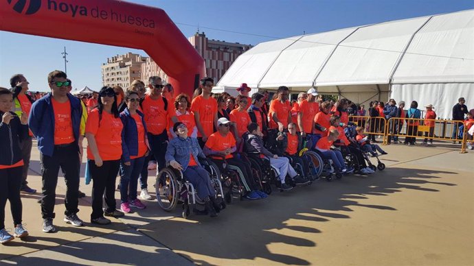 Miles de personas participan en la VII Marcha Aspace de Huesca