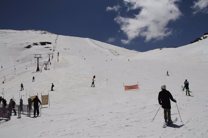 Granada.- Turismo.- Sierra Nevada cierra este domingo con 4.600 esquiadores su temporada tras 163 días de actividad