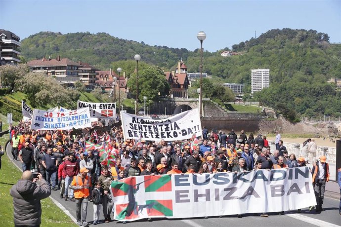 Más de 15.000 personas se manifiestan en San Sebastián para pedir respeto por la caza