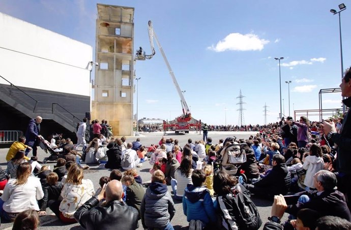 Santander.- Los bomberos abren las puertas de su parque para mostrar a los ciudadanos su labor