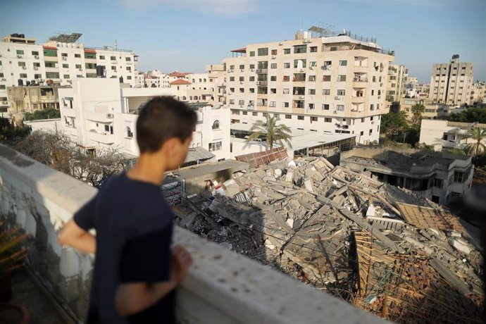 Un niño palestino mira un edificio derruido por ataques israelíes