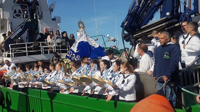 San Vicente de la Barquera cumple con la tradición de embarcar a su patrona en la fiesta de La Folía