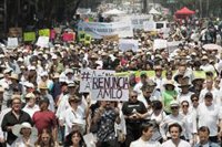 Miles de personas salen a la calle en México para pedir la dimisión de López Obrador