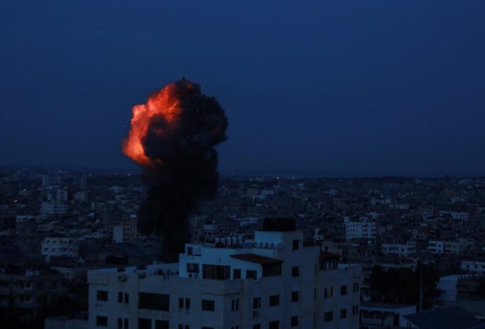 Israel strikes back against Gaza missile attacks