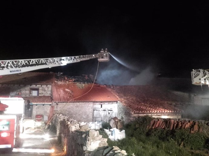 Un incendio calcina una vivienda en Campoo de Yuso y daña otras tres