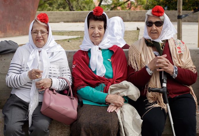 Mujeres vestidas de chulapas en las Fiestas de San Isidro 2018 en Madrid