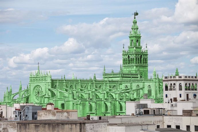 COMUNICADO: La artista Berta Jayo pinta las catedrales más famosas del mundo