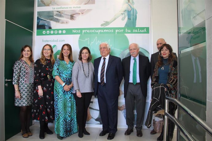 Autoridades en la inauguración del centro de Fraternidad-Muprespa en Córdoba