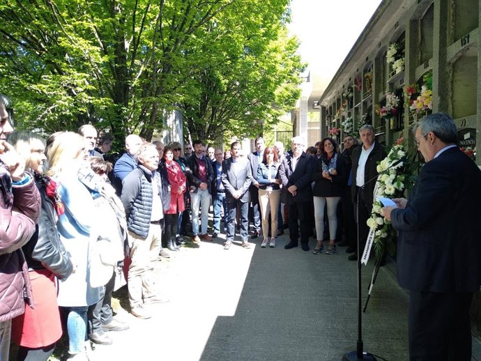 Representantes políticos, familiares y ciudadanos homenajean a Tomás Caballero en el 21 aniversario de su asesinato