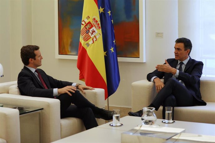 El presidente del Gobierno en funciones, Pedro Sánchez, recibe al líder del PP, Pablo Casado en Moncloa