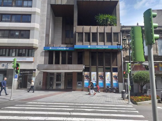 La Policía busca a un varón que atracó una sucursal bancaria del centro de Vigo a cara descubierta