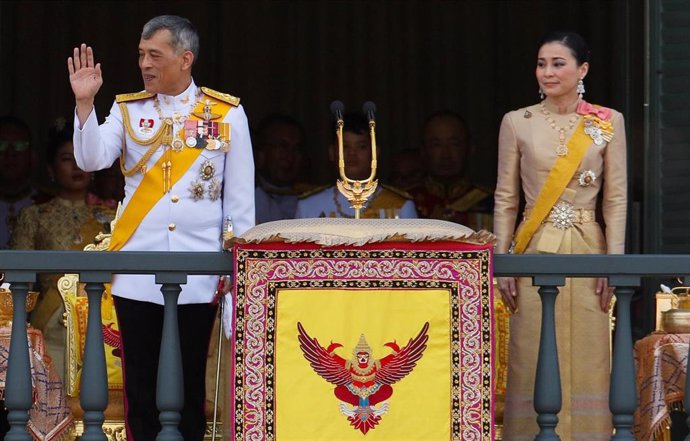 Tailandia.- El rey tailandés saluda al pueblo junto a su nueva esposa desde el balcón de palacio