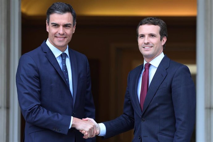 El presidente del Gobierno en funciones, Pedro Sánchez, recibe al líder del PP, 