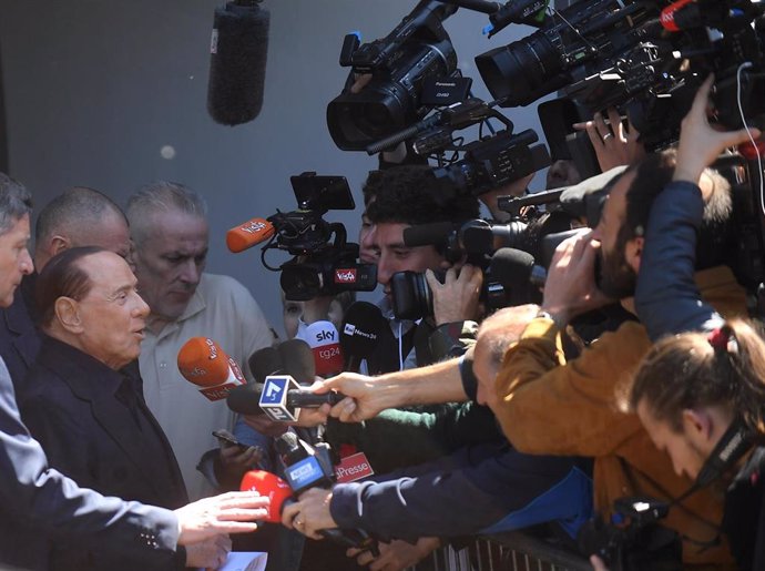 Italia.- Berlusconi abandona el hospital tras el "susto" con la intención de seguir en campaña