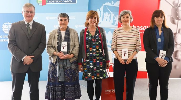 Ikerbasque premia la labor de tres científicas vascas para visibilizar el papel de la mujer en la investigación