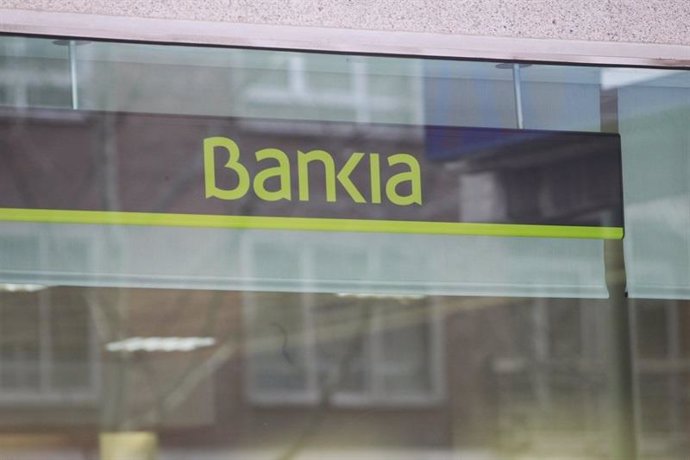 Logo de Bankia en un cristal de una oficina