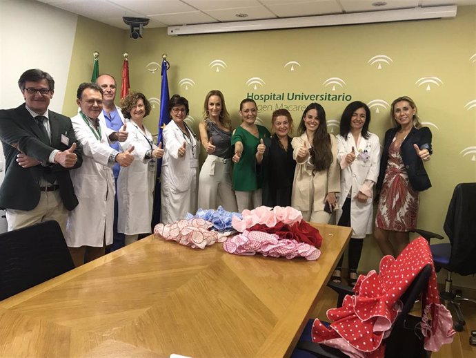 Sevilla.- Fundación Sandra Ibarra dona ocho trajes de flamenca para las pacientes infantiles de Oncología del Macarena