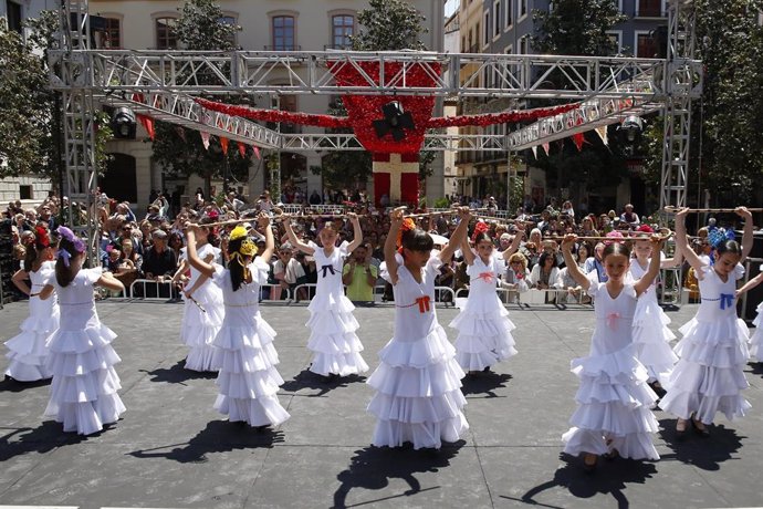 Granada.- Más de 400.000 personas disfrutaron del Día de la Cruz y de la Noche en Blanco