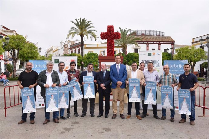 Sevilla.- Villalobos y el alcalde de Lebrija comprueban las mejoras en el polideportivo municipal y el viario del centro