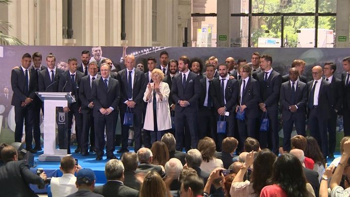 Manuela Carmena recibe al Real Madrid en el Ayuntamiento
