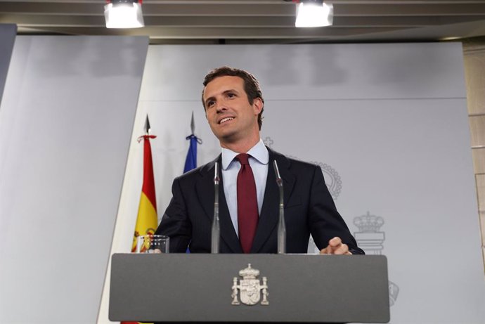 El presidente del Gobierno en funciones, Pedro Sánchez, recibe al líder del PP, Pablo Casado en Moncloa