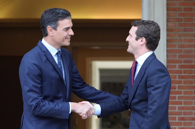 El presidente del Gobierno en funciones, Pedro Sánchez, recibe al líder del PP, Pablo Casado en Moncloa