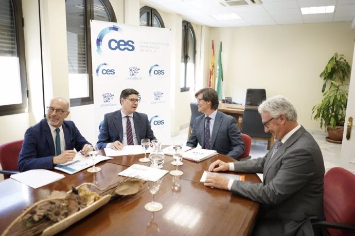 Sevilla.- 26M.- Pimentel se reúne con la CES y promete "bajar el IBI al mínimo posible" y eliminar trabas burocráticas