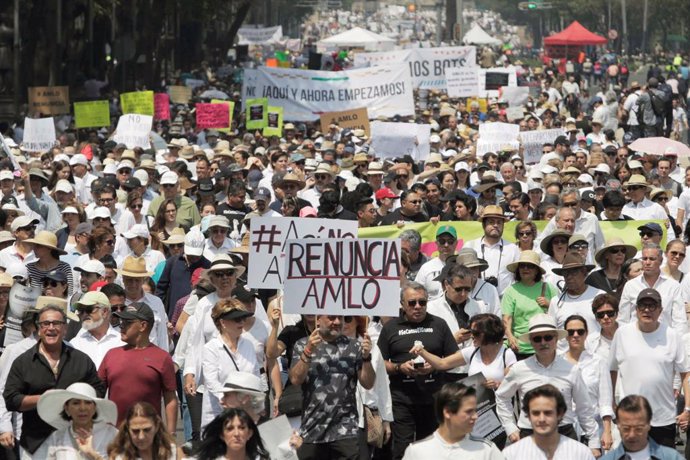 México.- Miles de personas salen a la calle en México para pedir la dimisión de López Obrador 