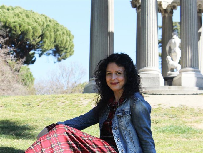 La periodista Raquel de la Morena publica su segunda novela '¿Quién diablos eres?', Premio Titania de Novela Romántica