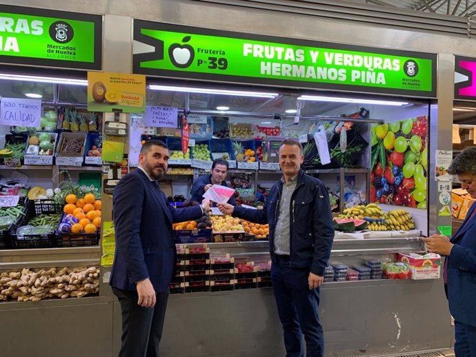 Huelva.- Interfresa y Fedemco detallan el etiquetado de los envases de fresas en el Mercado del Carmen de la capital