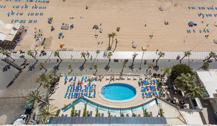 El Hotel Cimbel de Benidorm instala pérgolas fotovoltaicas para crear habitacion