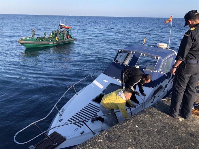 Almería.- Sucesos.- La Armada colabora en el rescate de tres tripulantes cuya embarcación quedó con el motor afectado