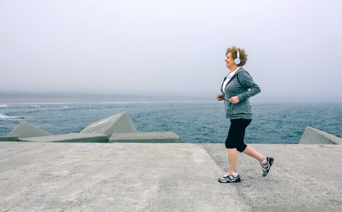 Mujer corriendo, ejercicio, escuchar música, deporte