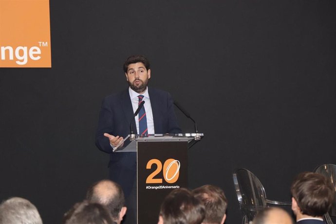 López Miras clausura la gala con motivo del 20 aniversario de la liberalización de las telecomunicaciones