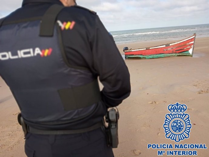 Nota De Prensa: Localizados En Cádiz Cuatro Personas Tras Haber Llegado En Pater
