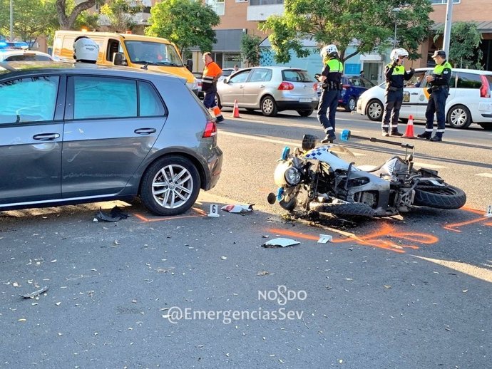Sevilla.- Sucesos.- El agente herido al colisionar un turismo y una moto de la Policía Local está fuera de peligro