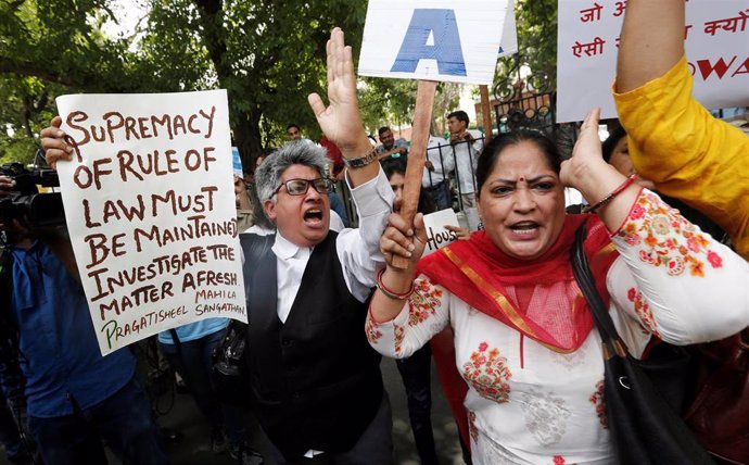 India.- Manifestantes protestan ante el Supremo indio por la absolución de su presidente