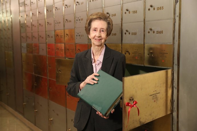  Margarita Salas Abre El Legado Que Dejó En La Caja De Las Letras En 2008