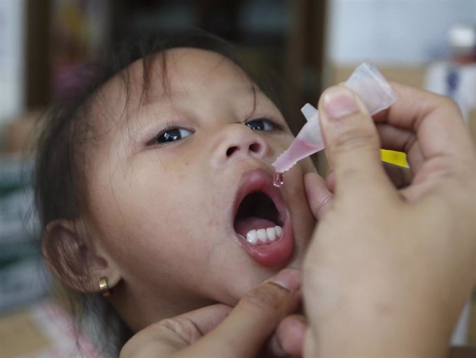 Una niña recibe la vacuna contra el sarampión en Manila, capital de Filipinas