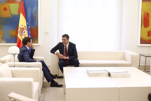 El presidente del Gobierno, Pedro Sánchez, recibe al presidente de Ciudadanos, Albert Rivera, en Moncloa