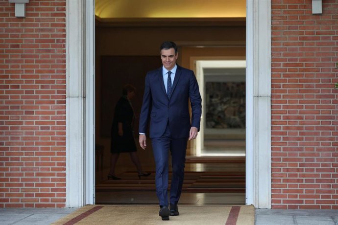 El presidente del Gobierno en funciones, Pedro Sánchez, recibe al líder del PP, Pablo Casado en Moncloa
