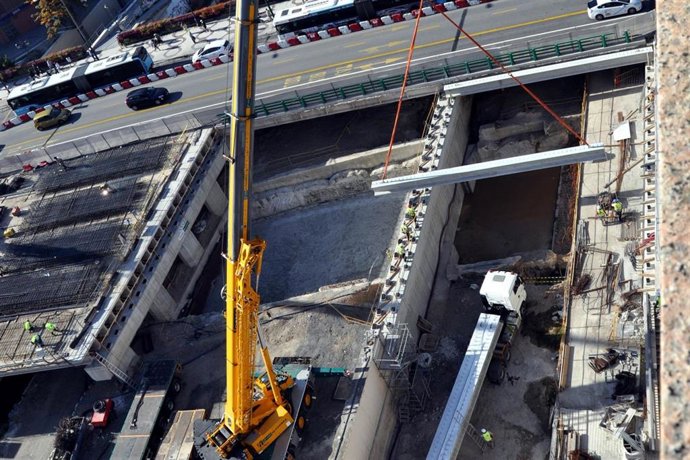 Málaga.- Inician la colocación de las últimas vigas para la reconstrucción del puente de Tetuán por las obras del metro