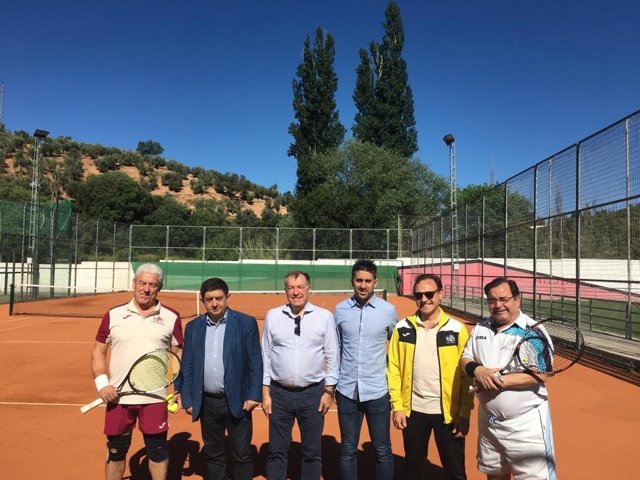 Jaén.- MásJaén.- Reyes mantiene un encuentro con miembros de clubes de tenis de Beas de Segura y Linares