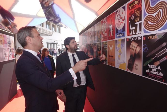 López Miras: "El sector del mueble regional ha sabido reinventarse y se supera cada año en calidad, diseño e innovación"